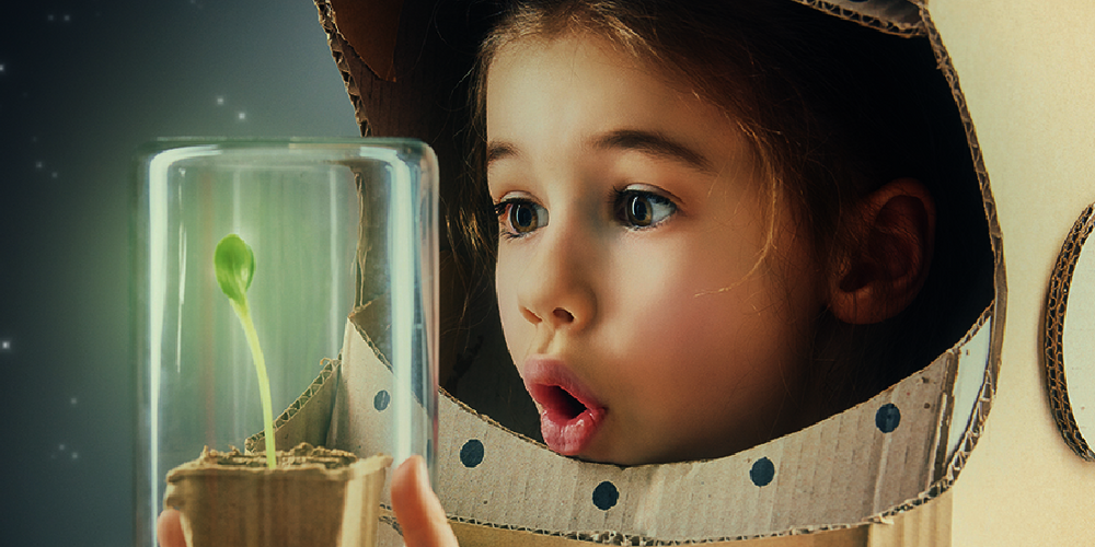 Couverture du magazine, avec une petite fille avec un costume de cosmonaute en carton, regarde une plante sous une cloche en verre. Est écrit le titre du magazine (id. Inspirons demain)