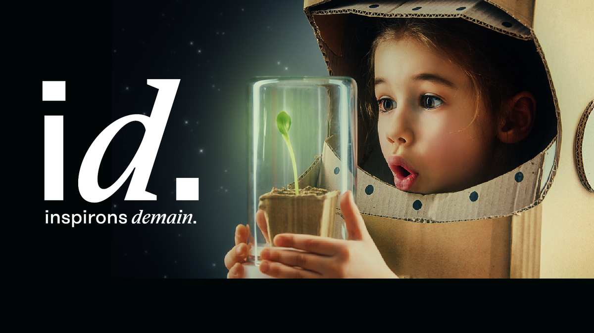 Couverture du magazine, avec une petite fille avec un costume de cosmonaute en carton, regarde une plante sous une cloche en verre. Est écrit le titre du magazine (id. Inspirons demain)