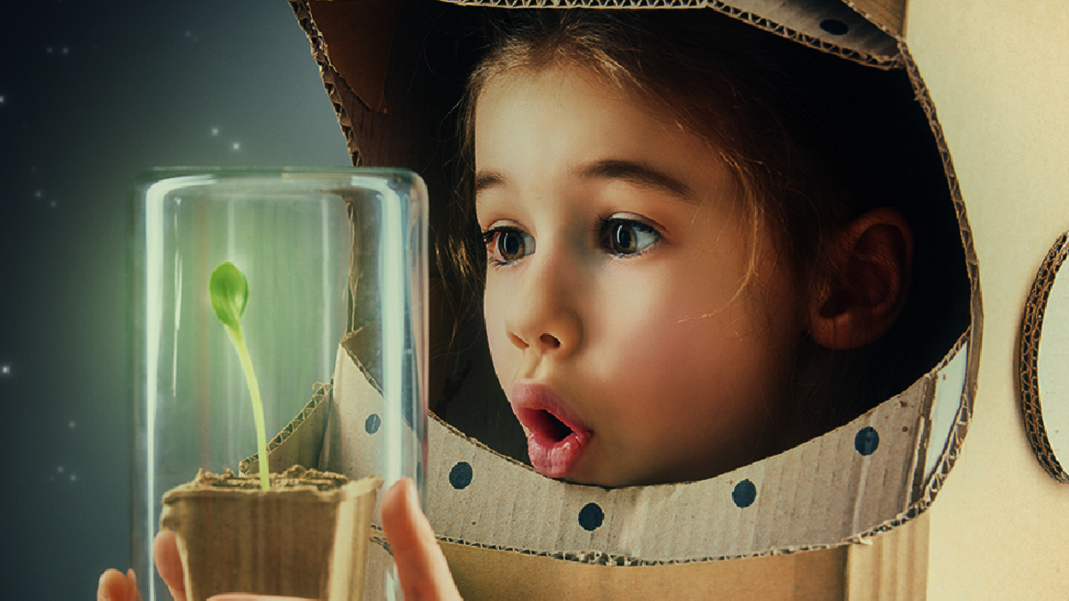 Couverture du magazine, avec une petite fille avec un costume de cosmonaute en carton, regarde une plante sous une cloche en verre. Est écrit le titre du magazine (id. Inspirons demain)
