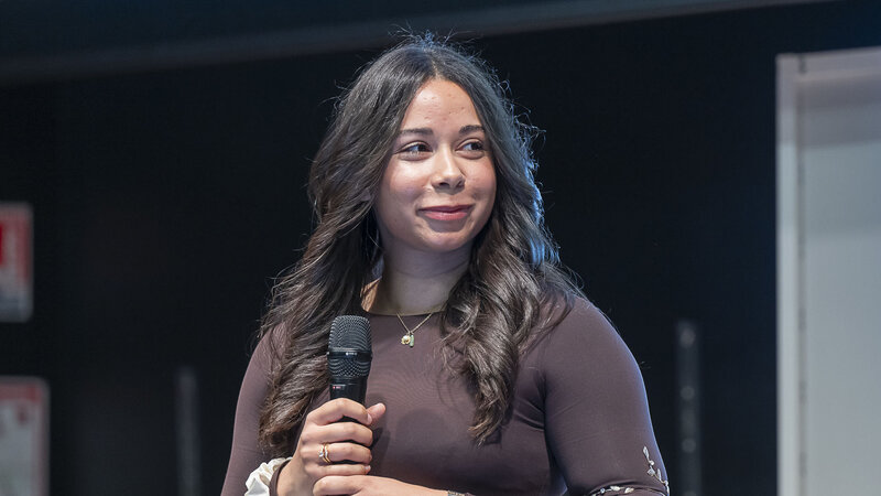 Une jeune fille brune, le micro à la main