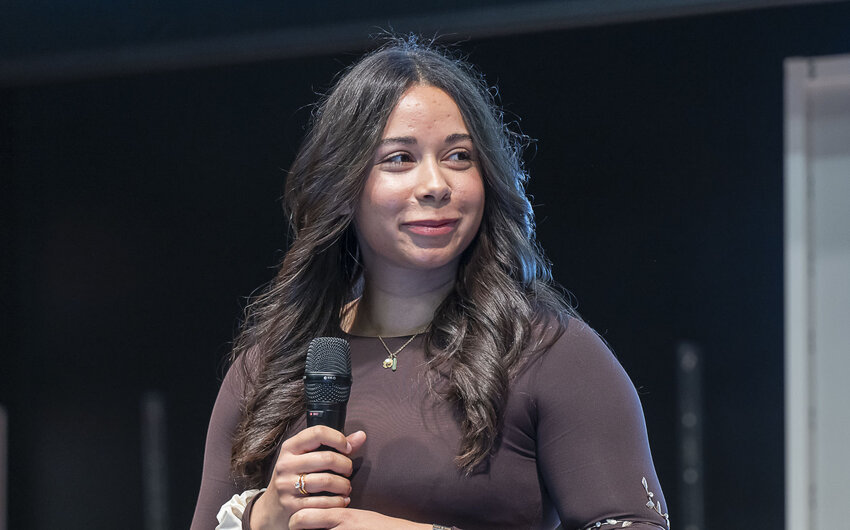 Une jeune fille brune, le micro à la main