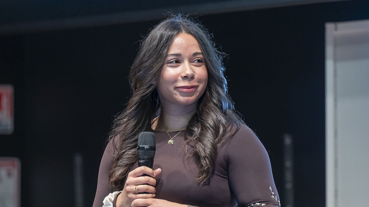 Une jeune fille brune, le micro à la main