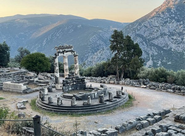 Ruines d’un temple circulaire, à l’arrière-plan des montagnes