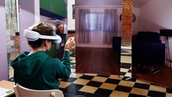 Personne de dos munie de lunettes 3D devant l’image d’une fenêtre