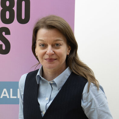 Femme devant un kakémono violet