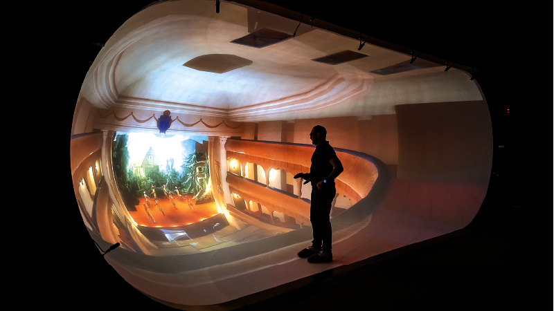 Silhouette devant une image virtuelle déformée d’un théâtre