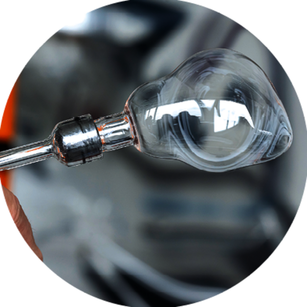 Une sorte de bulle à l’extrémité d’une pièce en verre, est créée en soufflant