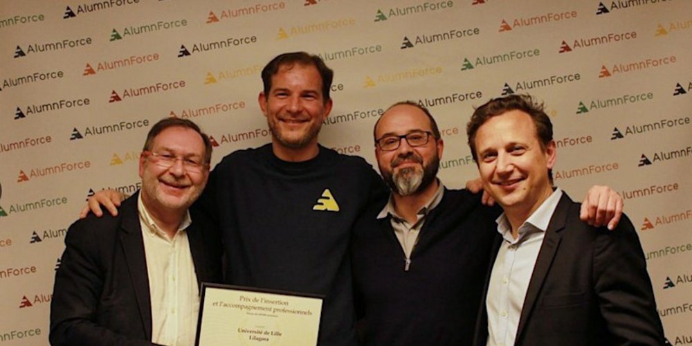 4 hommes se tenant par l’épaule, tenant un texte où est écrit : « Prix de l’insertion et de l’accompagnement professionnels, Université de Lille, Lilagora »