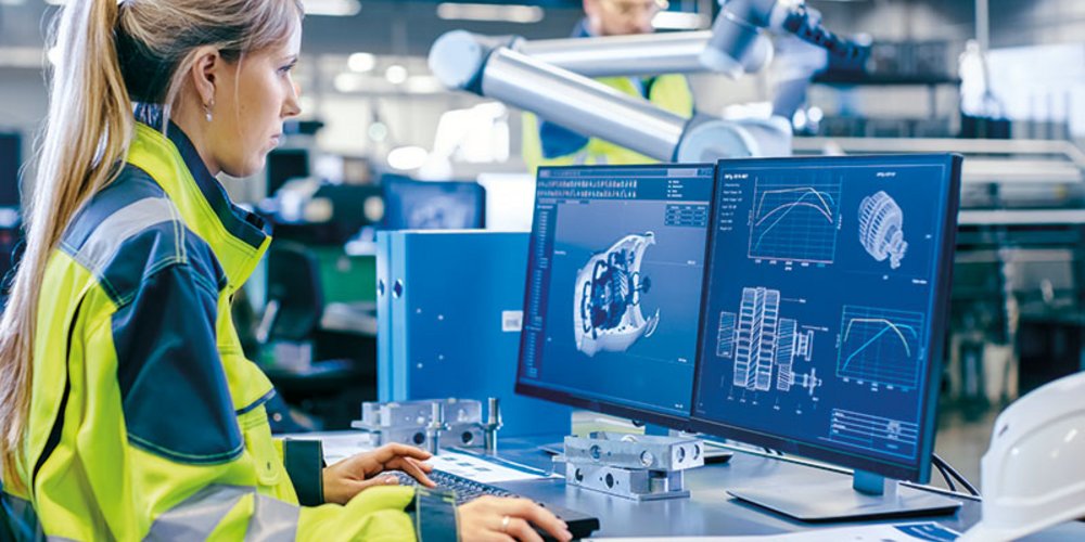 Image d’illustration (jeune femme devant un ordinateur affichant une pièce industrielle en 3D)