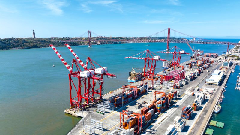 Le port avec ses grues, un pont à l’arrière-plan