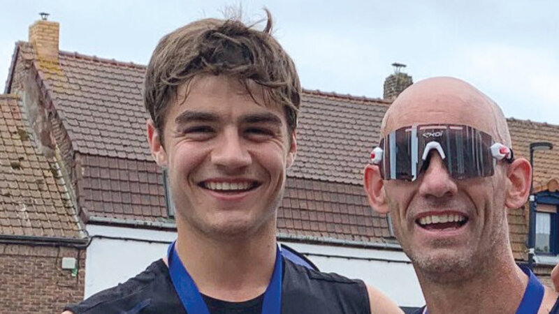 Deux coureurs souriants, avec des médailles