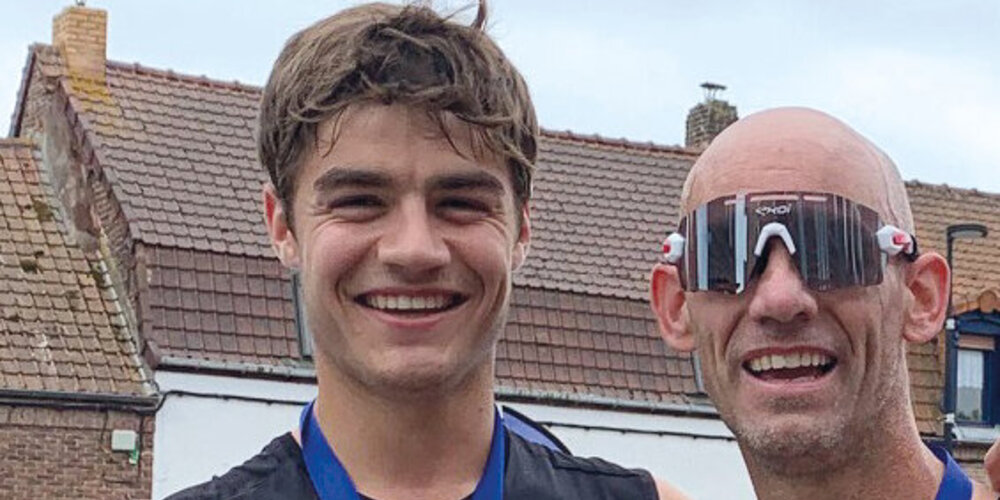 Deux coureurs souriants, avec des médailles