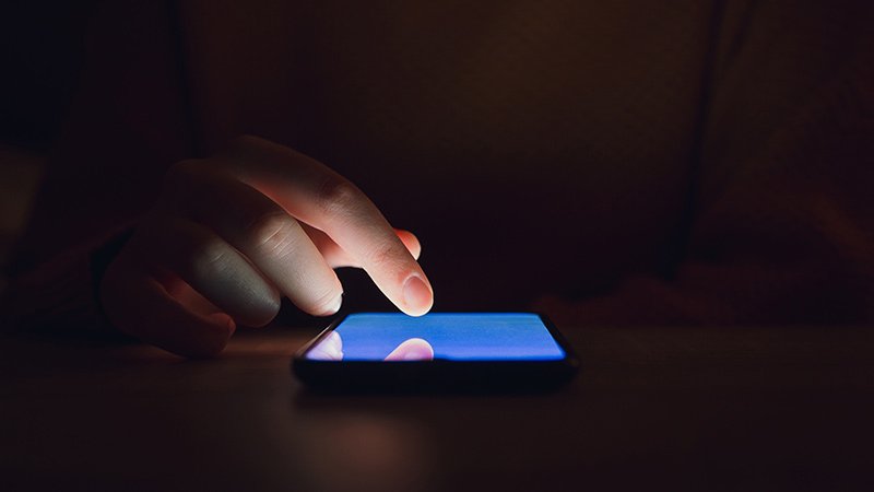 Image d’illustration représentant un doigt sur l’écran d’un smartphone − Adobe Stock