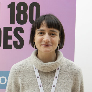 Jeune femme avec col roulé, devant un kakémono violet