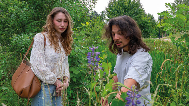 Un jeune homme décrit des fleurs à une jeune fille
