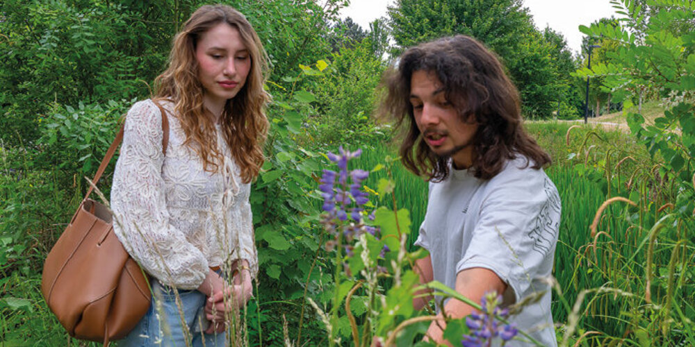 Un jeune homme décrit des fleurs à une jeune fille