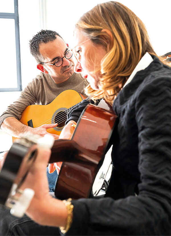 Une homme et une femme, chacun avec une guitare