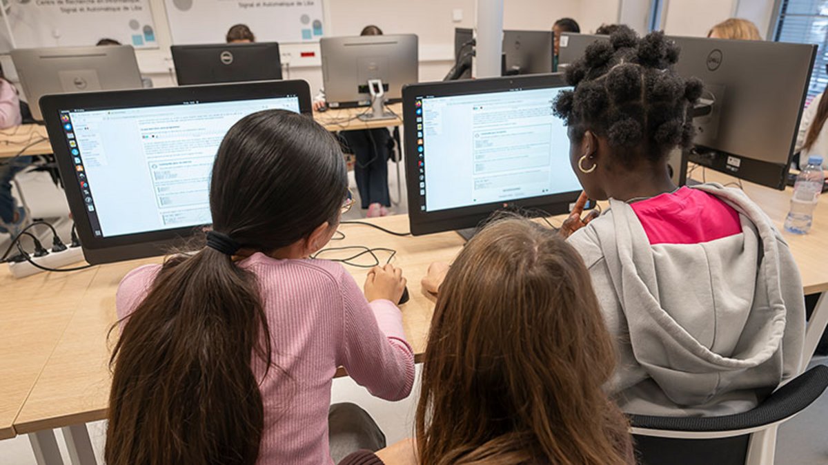 Deux jeunes filles face à des écrans d’ordinateur