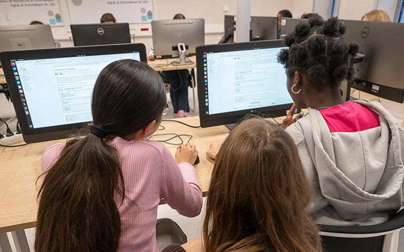 Deux jeunes filles face à des écrans d’ordinateur