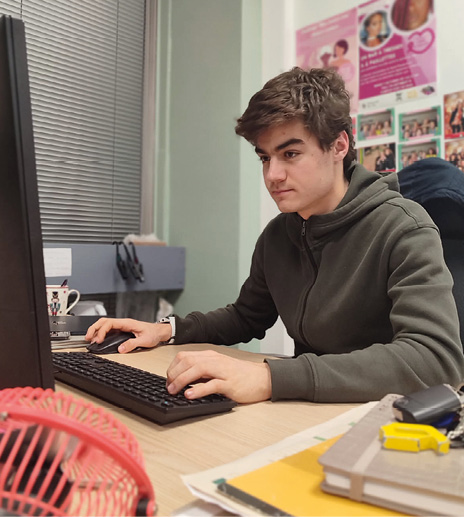 Un jeune homme tape sur un calvier