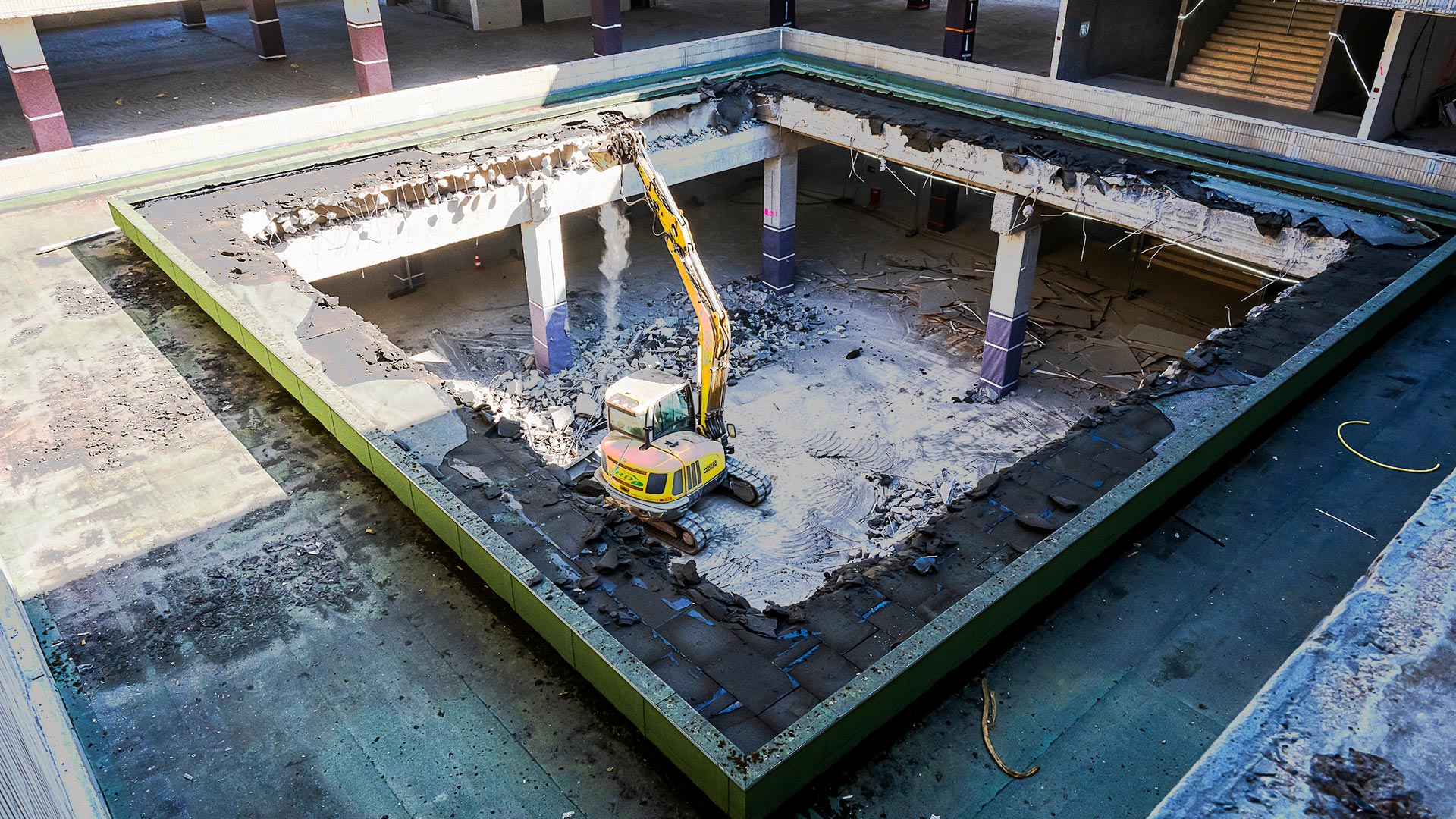 Une machine détruit l’intérieur d’un patio